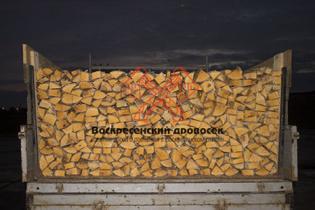 dostavka_kolotykh_drov_ulozhennykh_v_kuzove.jpg
